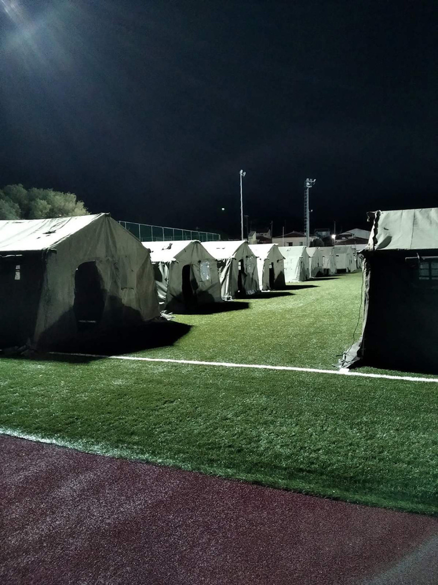 Σεισμός στη Σάμο: Στρατιώτες στήνουν σκηνές και βοηθούν τους πληγέντες 