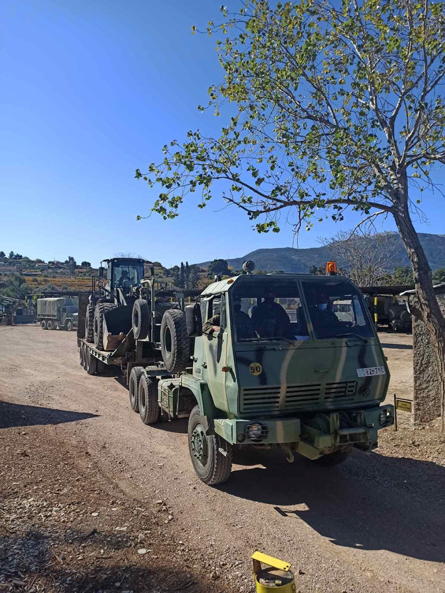 Σεισμός στη Σάμο: Στρατιώτες στήνουν σκηνές και βοηθούν τους πληγέντες 