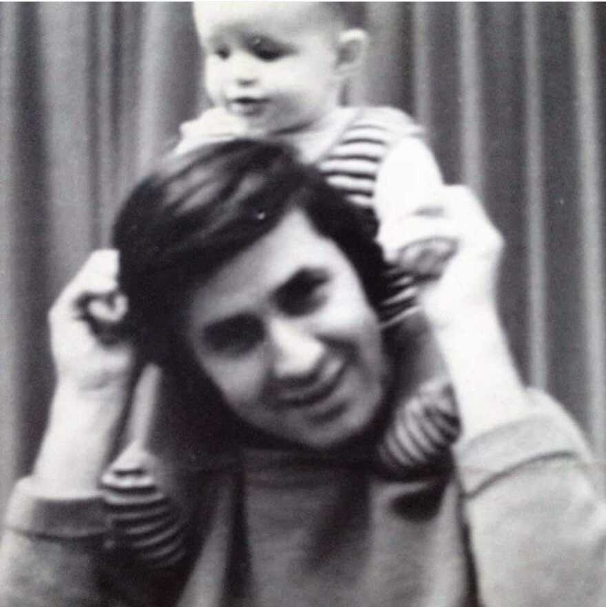 Πέτρος Κουναλάκης: Ο συγκινητικός αποχαιρετισμός της κόρης του στο αποτεφρωτήριο της Ριτσώνας