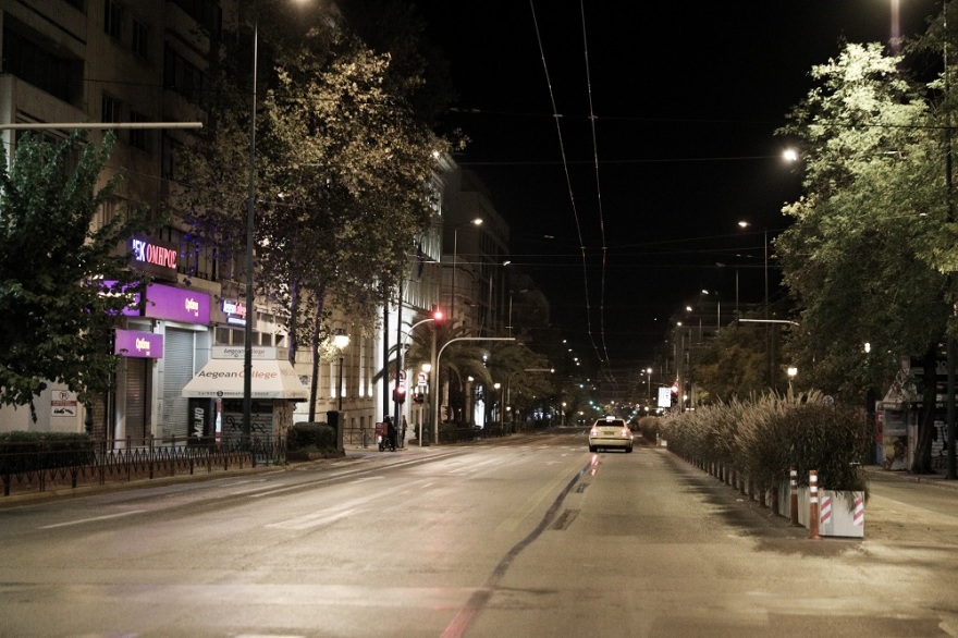 «Σαφάρι» της ΕΛΑΣ για τα μέτρα: 12 συλλήψεις για ανοικτά καταστήματα και 601 πρόστιμα για μετακινήσεις μετά τις 00.30