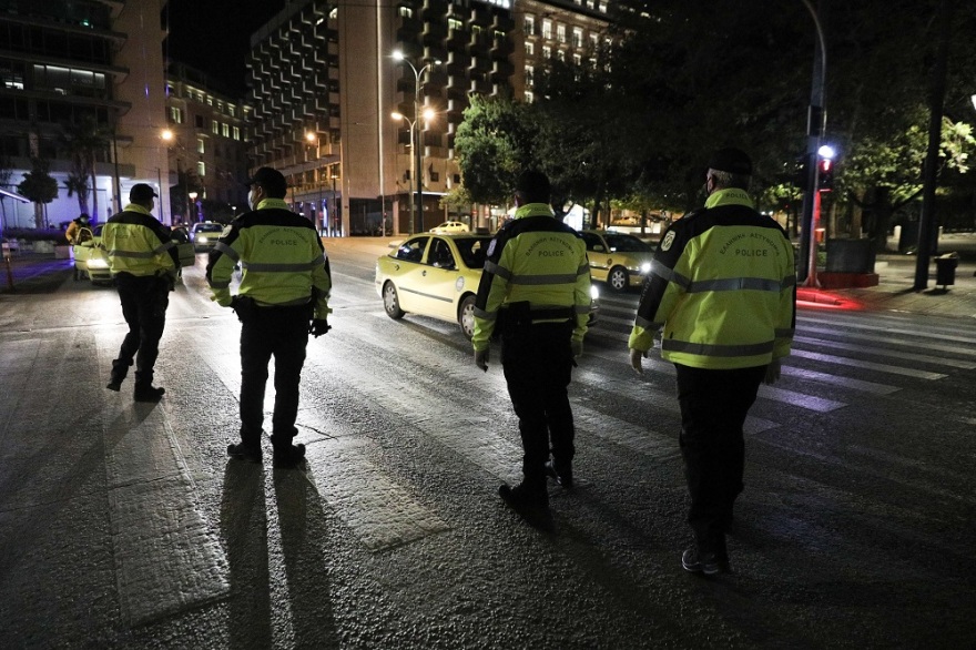 «Σαφάρι» της ΕΛΑΣ για τα μέτρα: 12 συλλήψεις για ανοικτά καταστήματα και 601 πρόστιμα για μετακινήσεις μετά τις 00.30