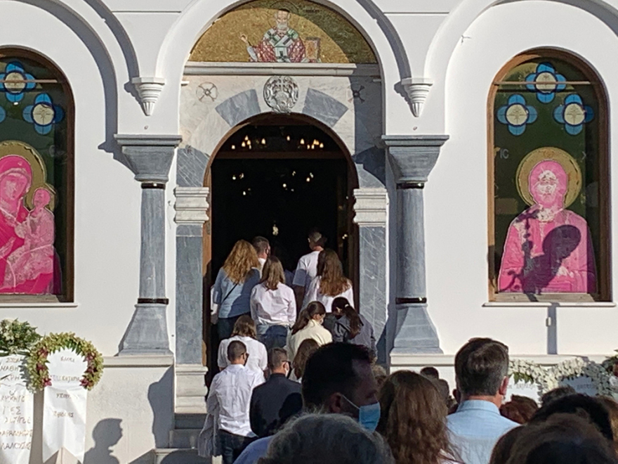 Σεισμός στη Σάμο: Σε κλίμα οδύνης αποχαιρέτησαν τον Άρη και την Κλαίρη 