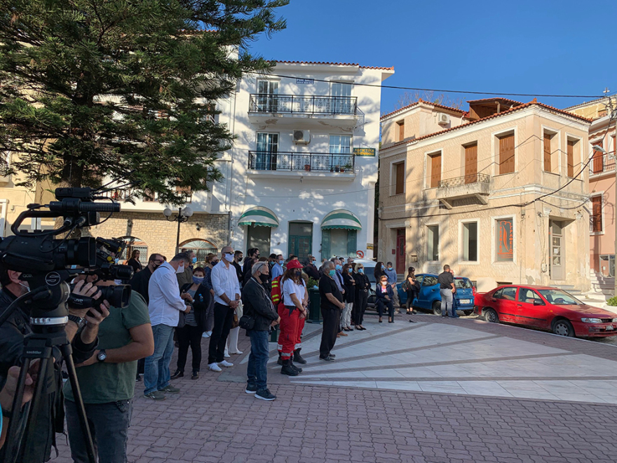 Σεισμός στη Σάμο: Σε κλίμα οδύνης αποχαιρέτησαν τον Άρη και την Κλαίρη 