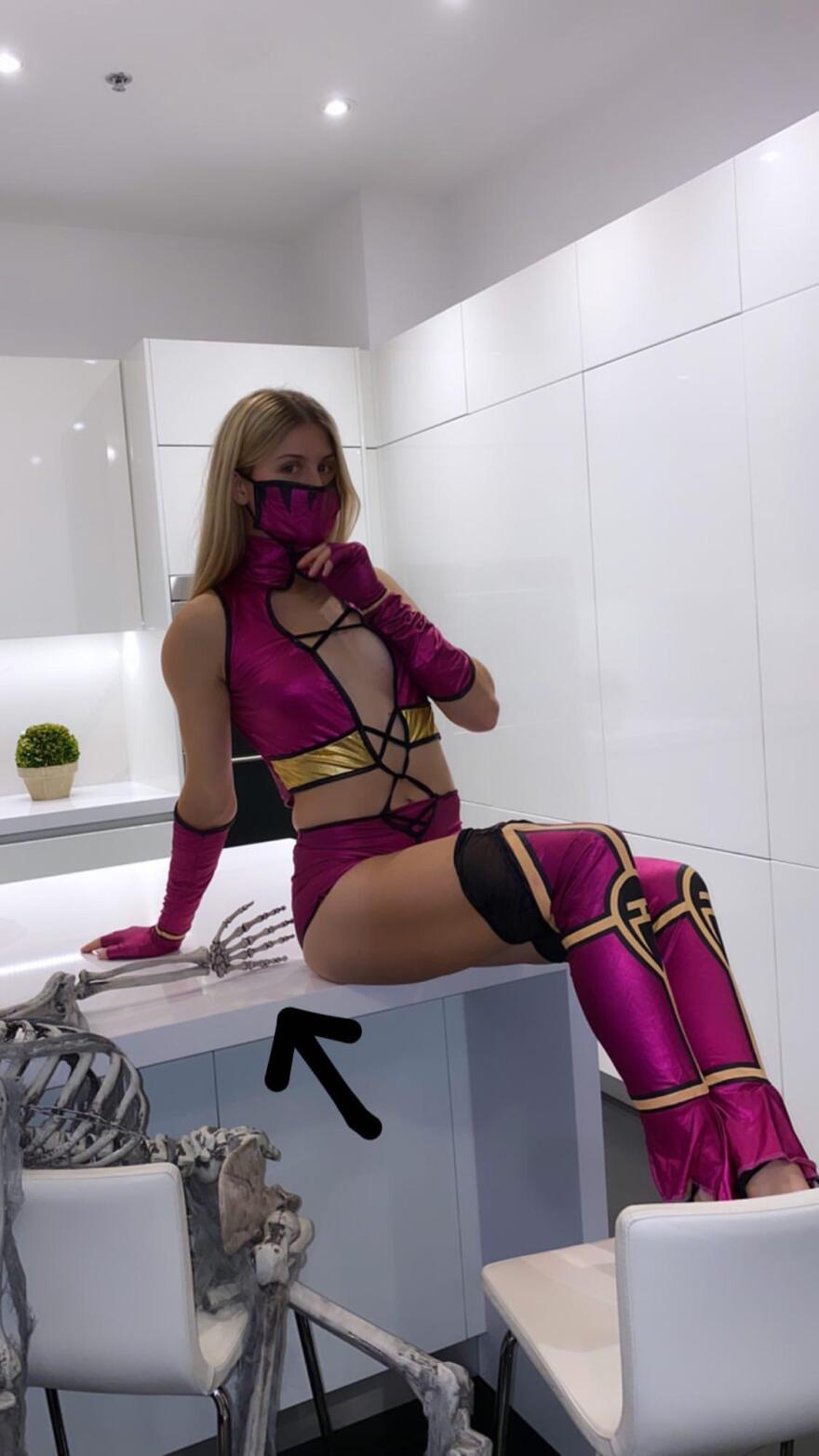 Τζίνι Μπουσάρ: Η Καναδή τενίστρια ποζάρει με... σέξι μεταμφίεση για το Halloween