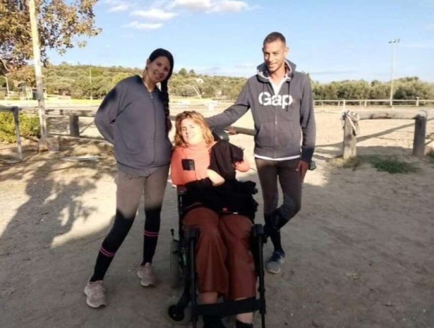 Συγκινητικό βίντεο: Η Μυρτώ της Πάρου επιχειρεί να κάνει ιππασία για πρώτη φορά