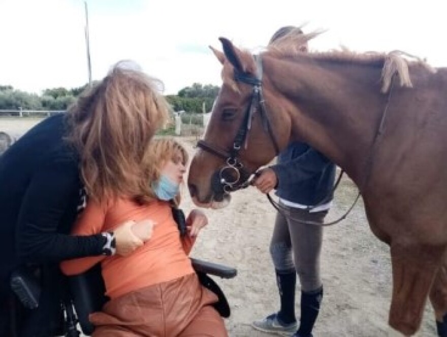 Συγκινητικό βίντεο: Η Μυρτώ της Πάρου επιχειρεί να κάνει ιππασία για πρώτη φορά