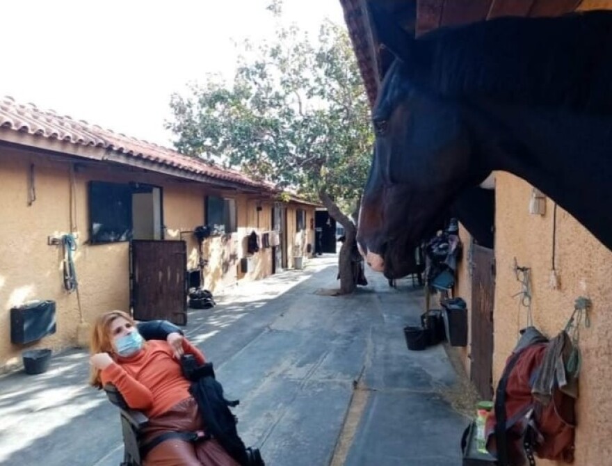 Συγκινητικό βίντεο: Η Μυρτώ της Πάρου επιχειρεί να κάνει ιππασία για πρώτη φορά