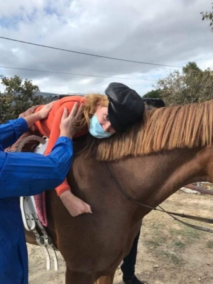Συγκινητικό βίντεο: Η Μυρτώ της Πάρου επιχειρεί να κάνει ιππασία για πρώτη φορά