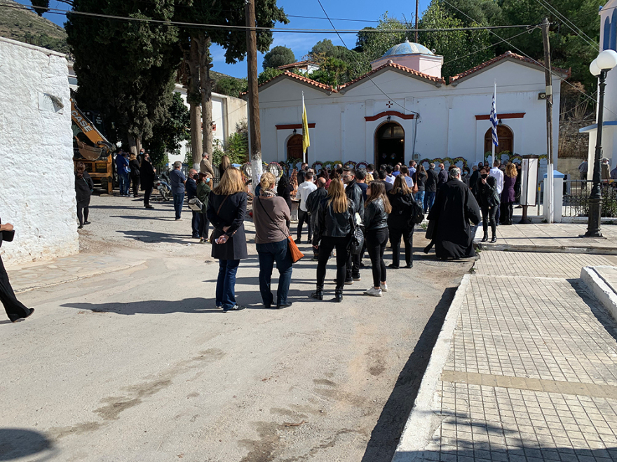 Σεισμός στη Σάμο: Σπαραγμός στο «τελευταίο αντίο» της Κλαίρης - Στις 15:00 αποχαιρετούν τον Άρη 