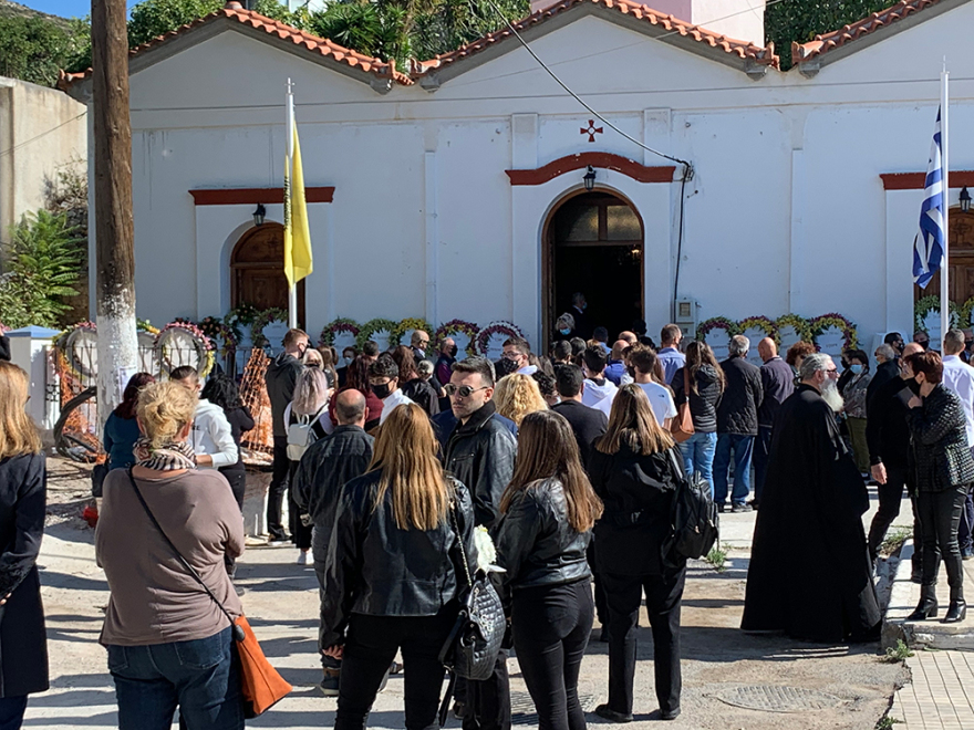 Σεισμός στη Σάμο: Σπαραγμός στο «τελευταίο αντίο» της Κλαίρης - Στις 15:00 αποχαιρετούν τον Άρη 