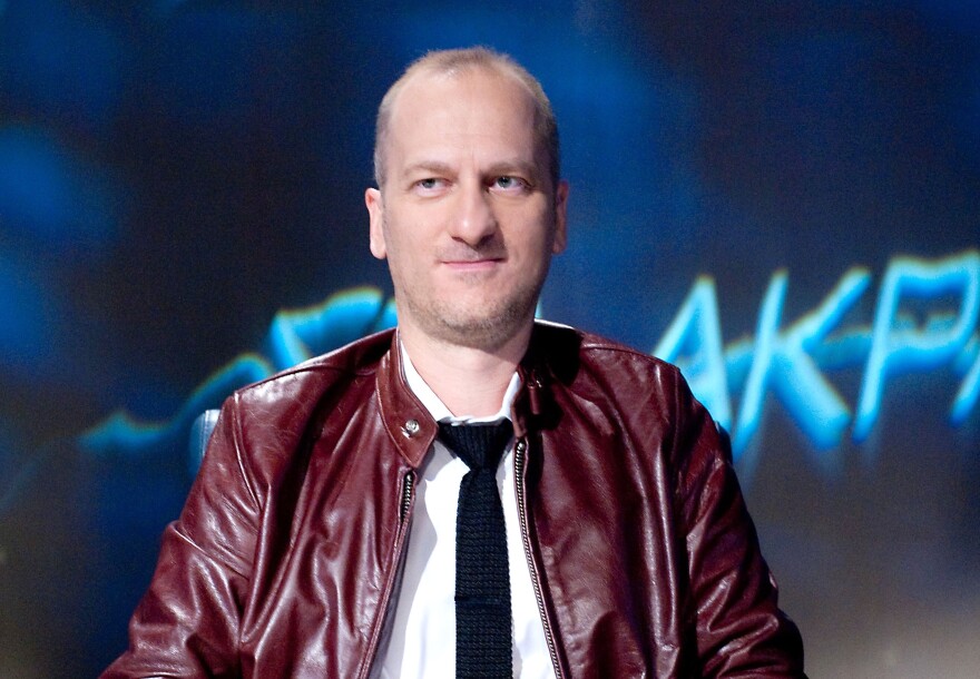 Ο Κυριάκος Πιερρακάκης και ο Θεοφάνης Τάσης στην πρεμιέρα της εκπομπής «Στα άκρα» με τη Βίκυ Φλέσσα