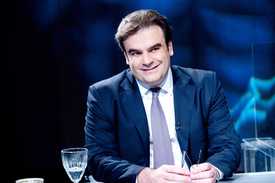 Ο Κυριάκος Πιερρακάκης και ο Θεοφάνης Τάσης στην πρεμιέρα της εκπομπής «Στα άκρα» με τη Βίκυ Φλέσσα