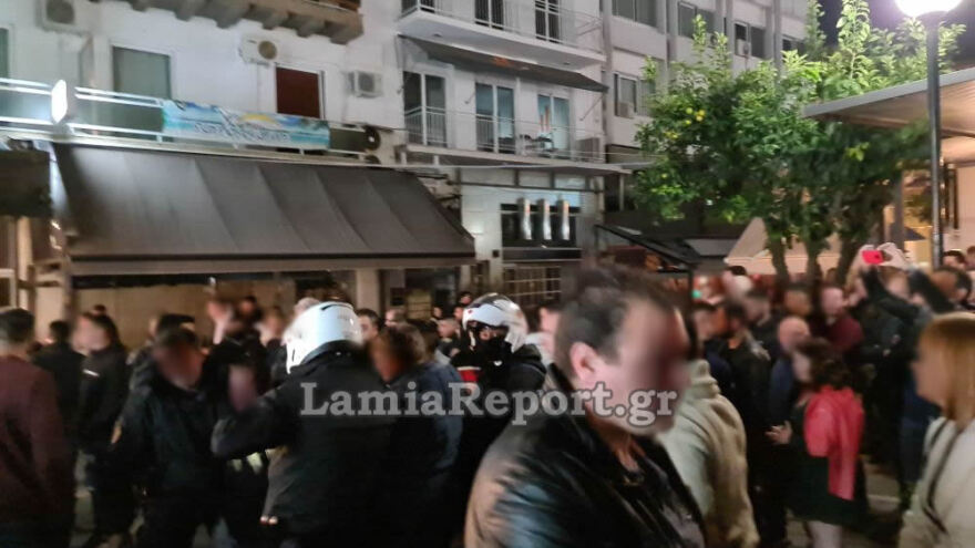 Λαμία: Έπεσε ξύλο στην πλατεία Ελευθερίας - Δείτε βίντεο