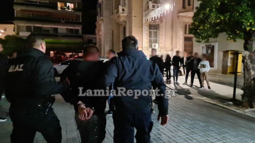 Λαμία: Έπεσε ξύλο στην πλατεία Ελευθερίας - Δείτε βίντεο