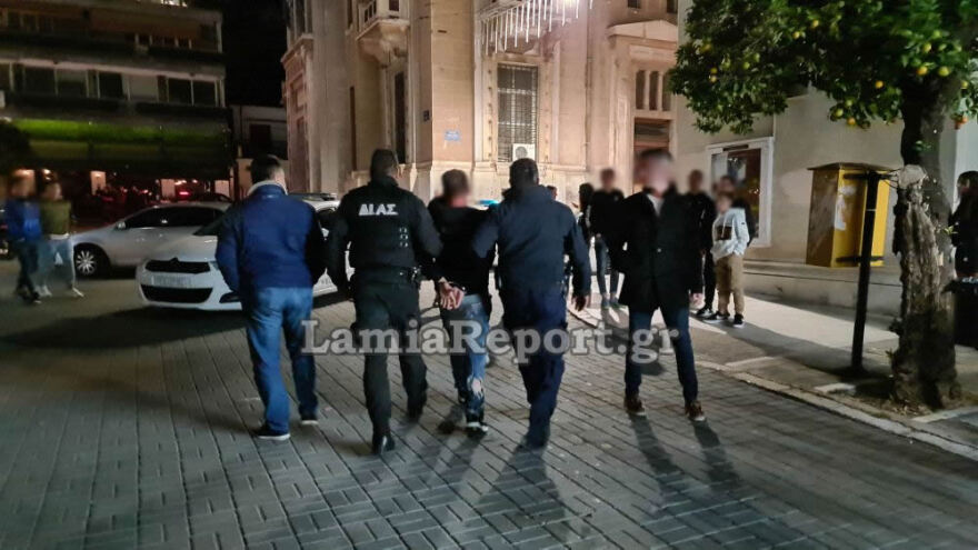 Λαμία: Έπεσε ξύλο στην πλατεία Ελευθερίας - Δείτε βίντεο