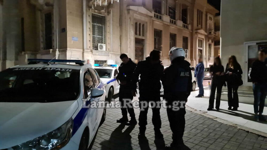 Λαμία: Έπεσε ξύλο στην πλατεία Ελευθερίας - Δείτε βίντεο