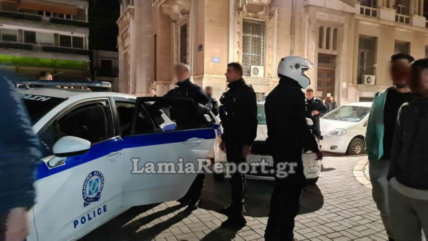 Λαμία: Έπεσε ξύλο στην πλατεία Ελευθερίας - Δείτε βίντεο