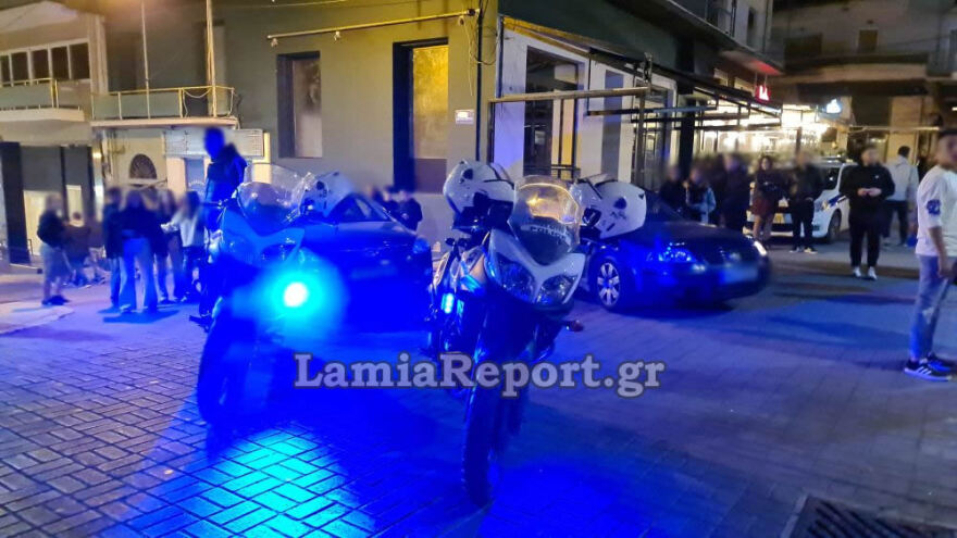 Λαμία: Έπεσε ξύλο στην πλατεία Ελευθερίας - Δείτε βίντεο