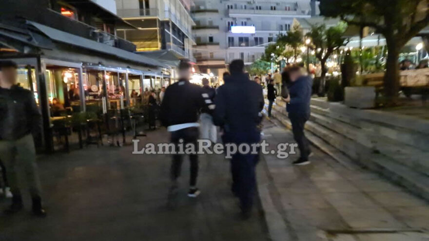 Λαμία: Έπεσε ξύλο στην πλατεία Ελευθερίας - Δείτε βίντεο