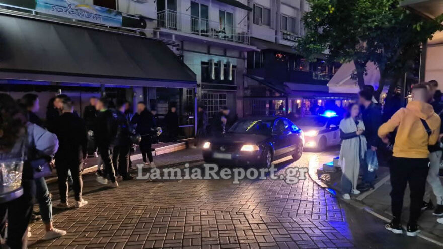 Λαμία: Έπεσε ξύλο στην πλατεία Ελευθερίας - Δείτε βίντεο