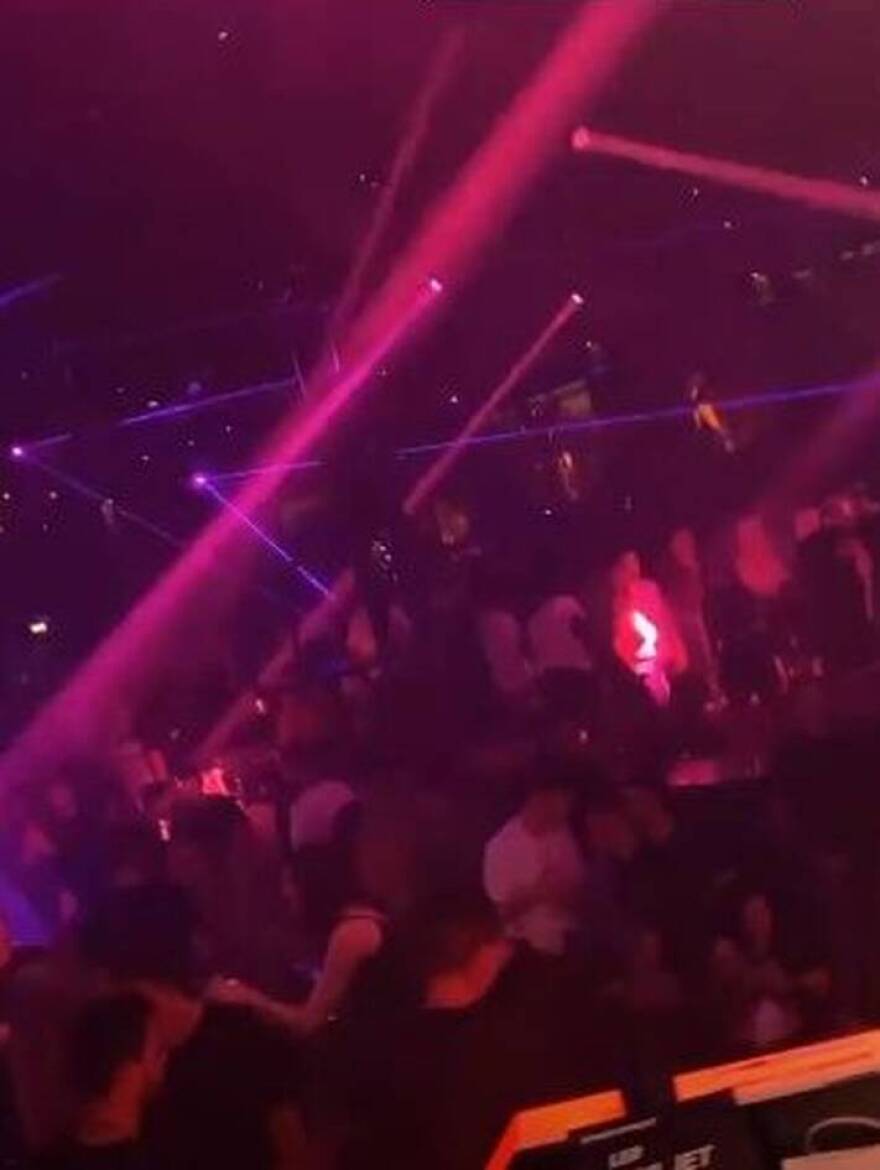 Κορωνοϊός: Νέοι διασκεδάζουν σαν να μην υπάρχει πανδημία σε κλαμπ στην Αθήνα και την Πάτρα