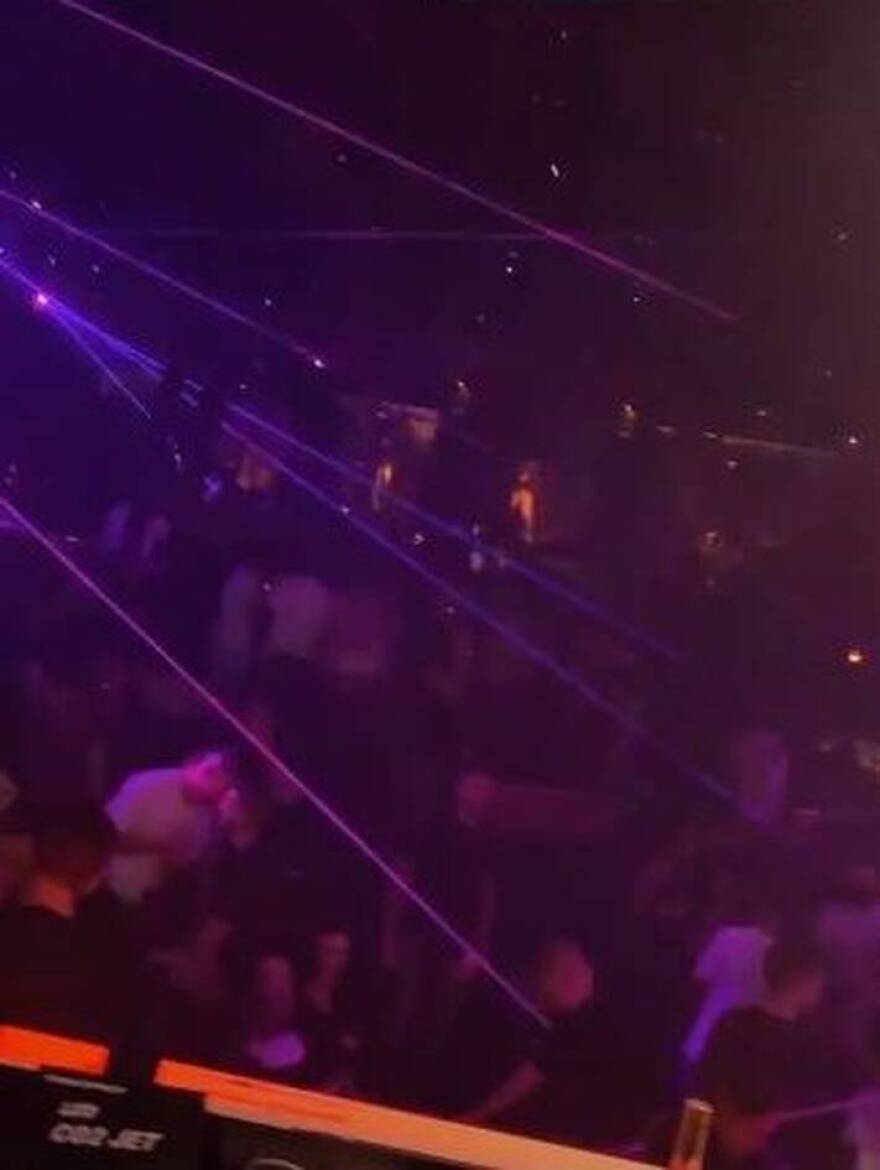 Κορωνοϊός: Νέοι διασκεδάζουν σαν να μην υπάρχει πανδημία σε κλαμπ στην Αθήνα και την Πάτρα