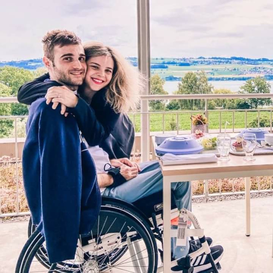 Ρόδος: Η βουτιά στην πισίνα που τον άφησε παράλυτο - Μια ιστορία αγάπης που συγκινεί 