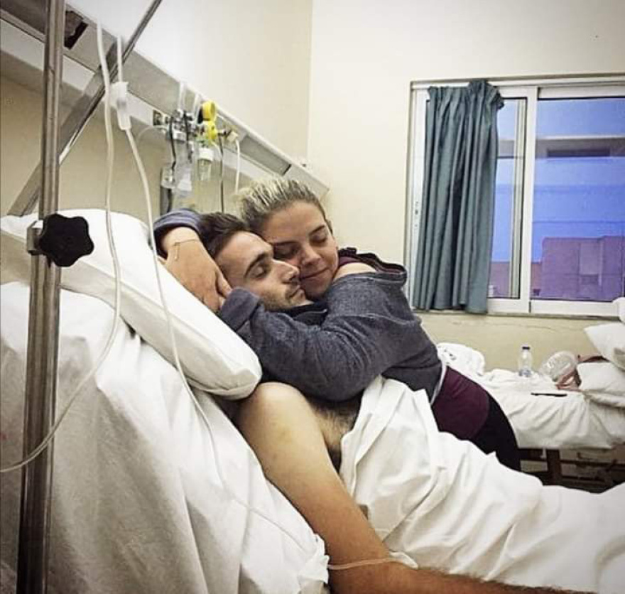 Ρόδος: Η βουτιά στην πισίνα που τον άφησε παράλυτο - Μια ιστορία αγάπης που συγκινεί 