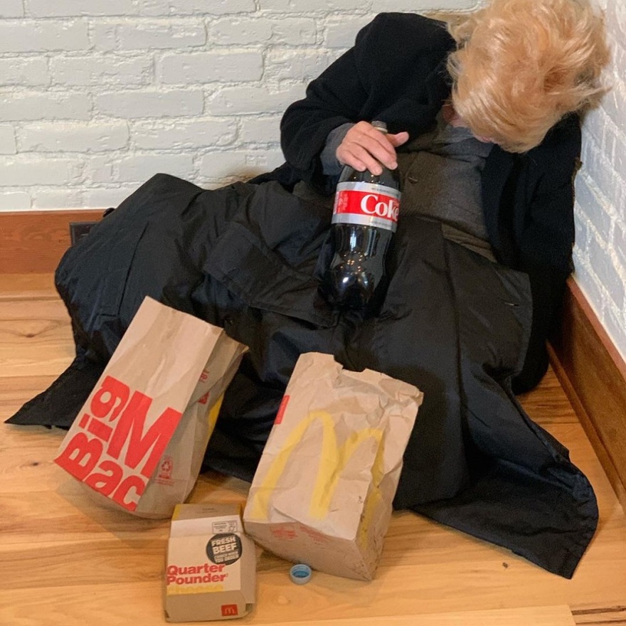 Η Γκλεν Κλόουζ μεταμφιέστηκε σε... άστεγο Ντόναλντ Τραμπ για το Ηalloween