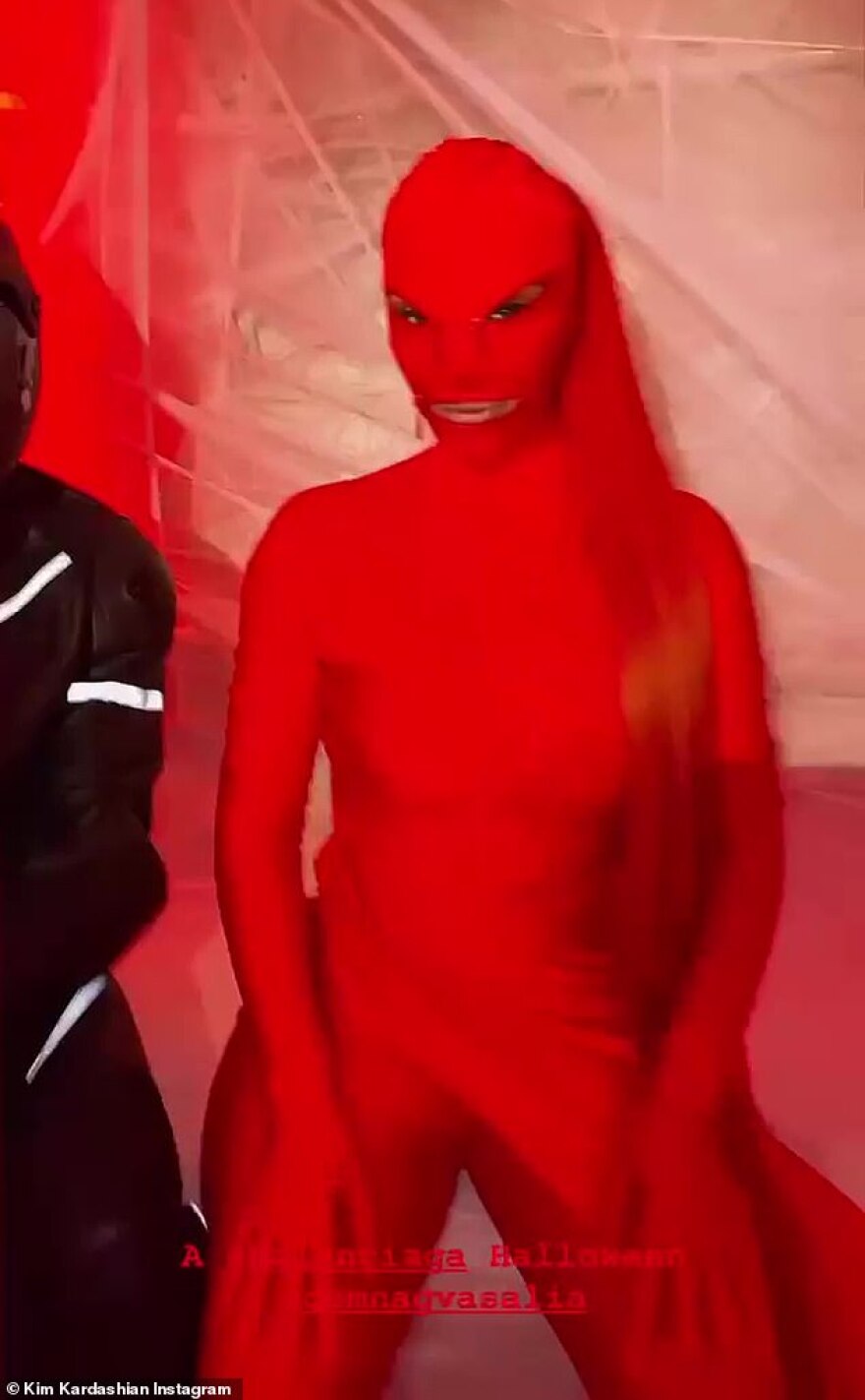 Η Κιμ Καρντάσιαν μεταμορφώθηκε σε «κόκκινο πλάσμα» - Δείτε φωτογραφίες