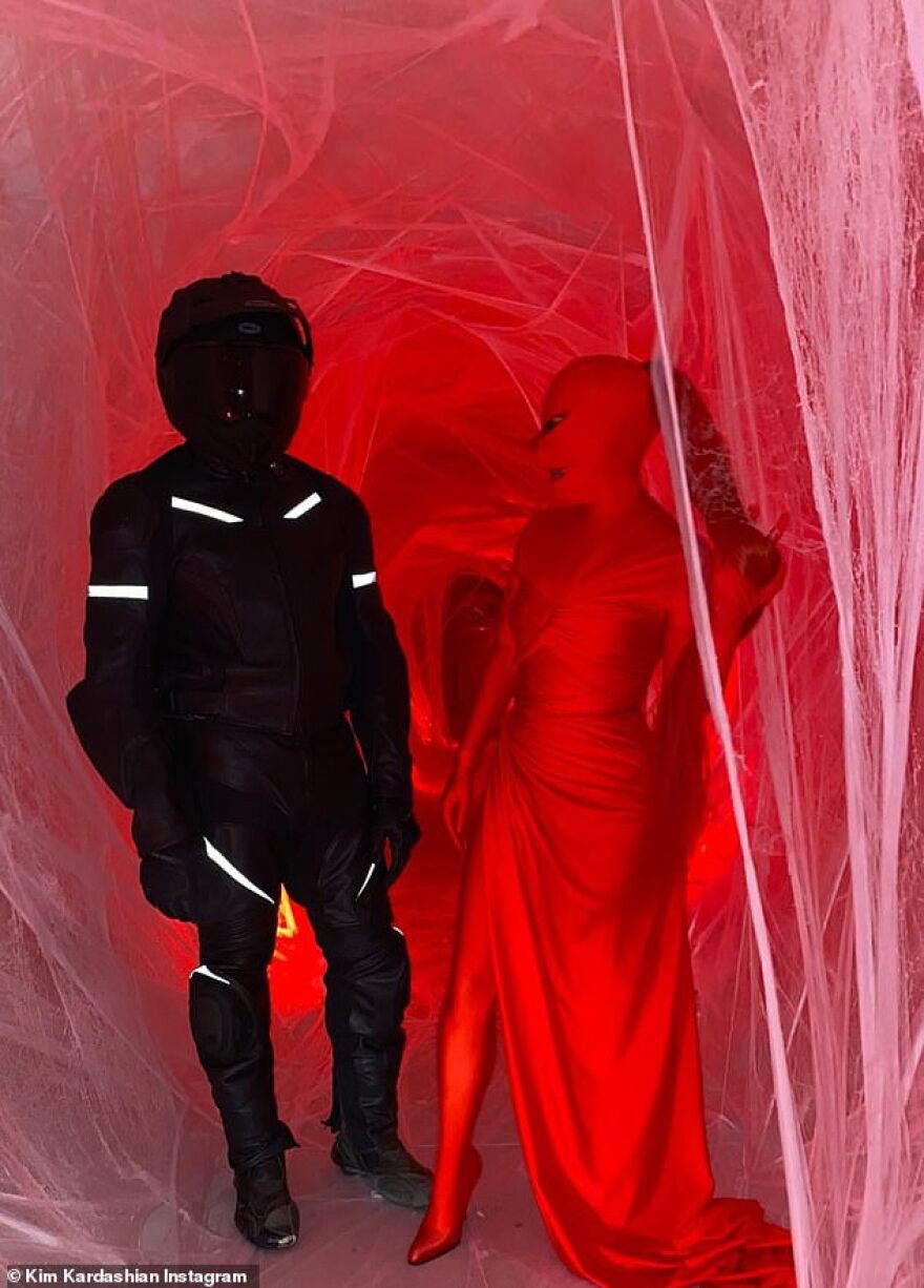 Η Κιμ Καρντάσιαν μεταμορφώθηκε σε «κόκκινο πλάσμα» - Δείτε φωτογραφίες