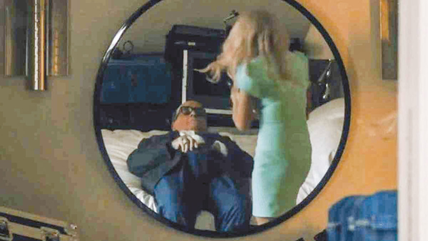 Ο Μπόρατ ξεβρακώνει «ψεκασμένους»