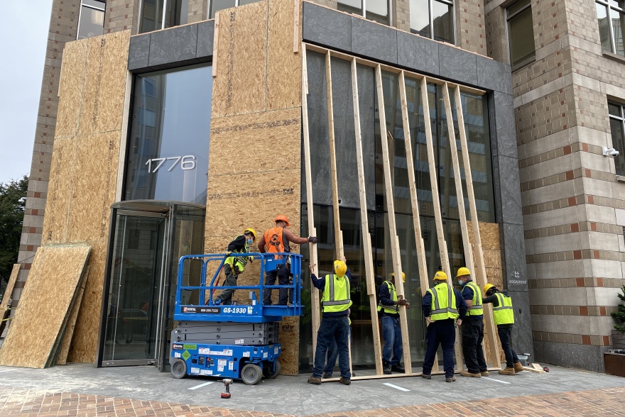 Αμερικανικές εκλογές: Οι Αμερικανοί προετοιμάζονται για ταραχές με... σανίδες στα παράθυρα και προμήθειες τροφίμων