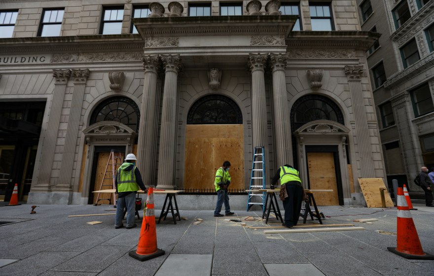 Αμερικανικές εκλογές: Οι Αμερικανοί προετοιμάζονται για ταραχές με... σανίδες στα παράθυρα και προμήθειες τροφίμων