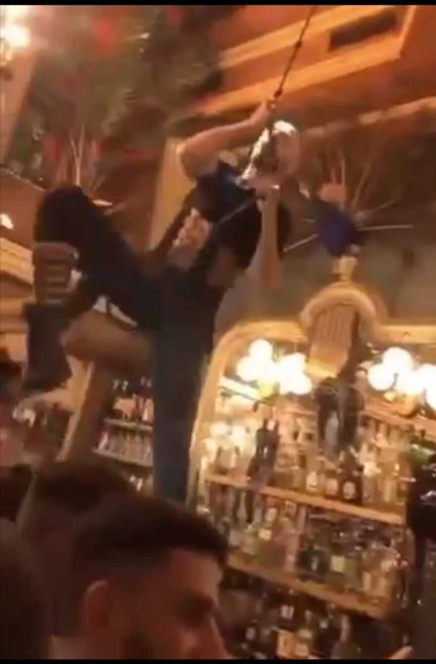 Κορωνοϊός: Χαμός στα τελευταία κορωνοπάρτι - Μπάρμαν εκτόξευε αέρα στους θαμώνες!