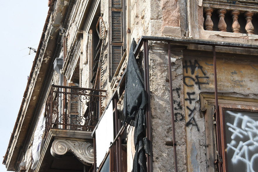 Αυτοψία στα εγκαταλελειμμένα ακίνητα της Αθήνας: Κίνδυνος κατάρρευσης για εκατοντάδες κτήρια