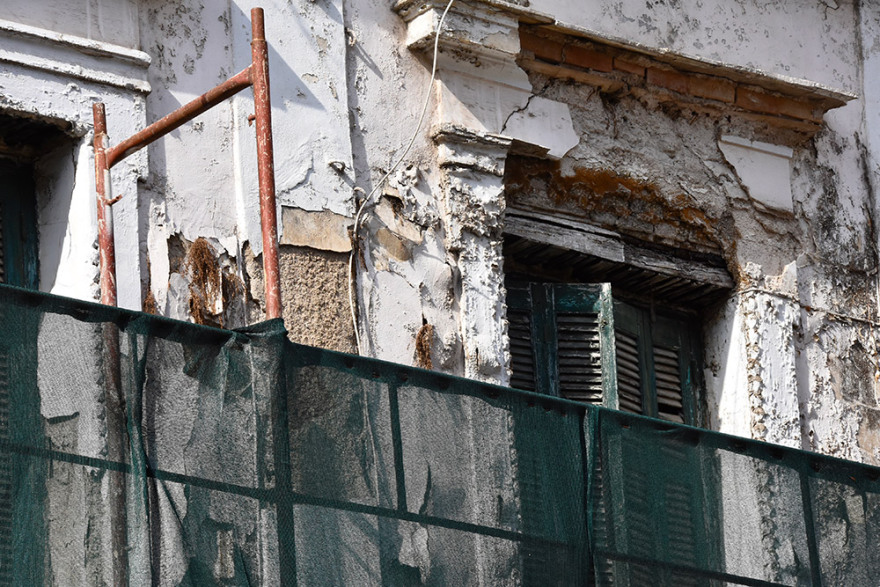 Αυτοψία στα εγκαταλελειμμένα ακίνητα της Αθήνας: Κίνδυνος κατάρρευσης για εκατοντάδες κτήρια