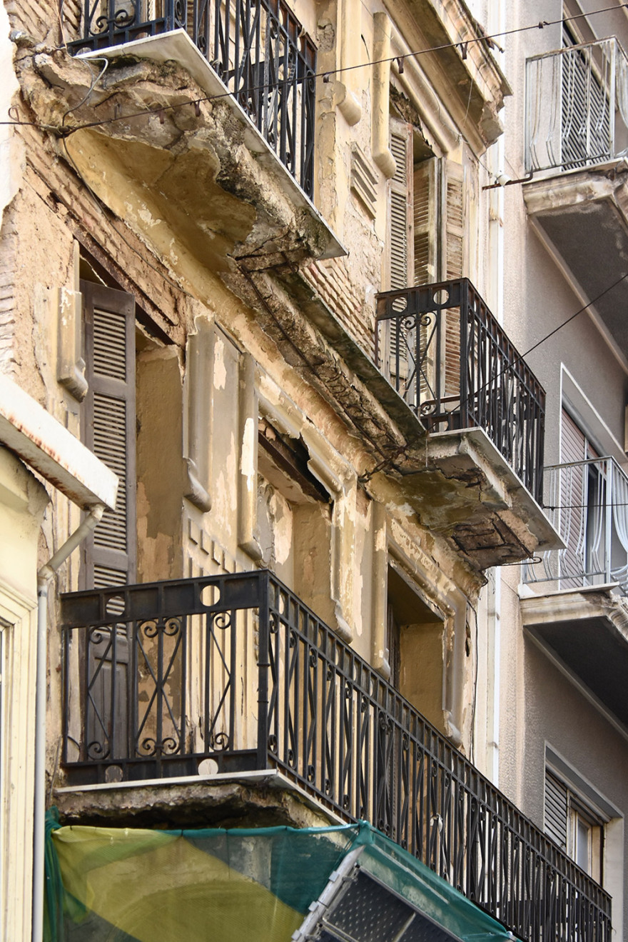 Αυτοψία στα εγκαταλελειμμένα ακίνητα της Αθήνας: Κίνδυνος κατάρρευσης για εκατοντάδες κτήρια