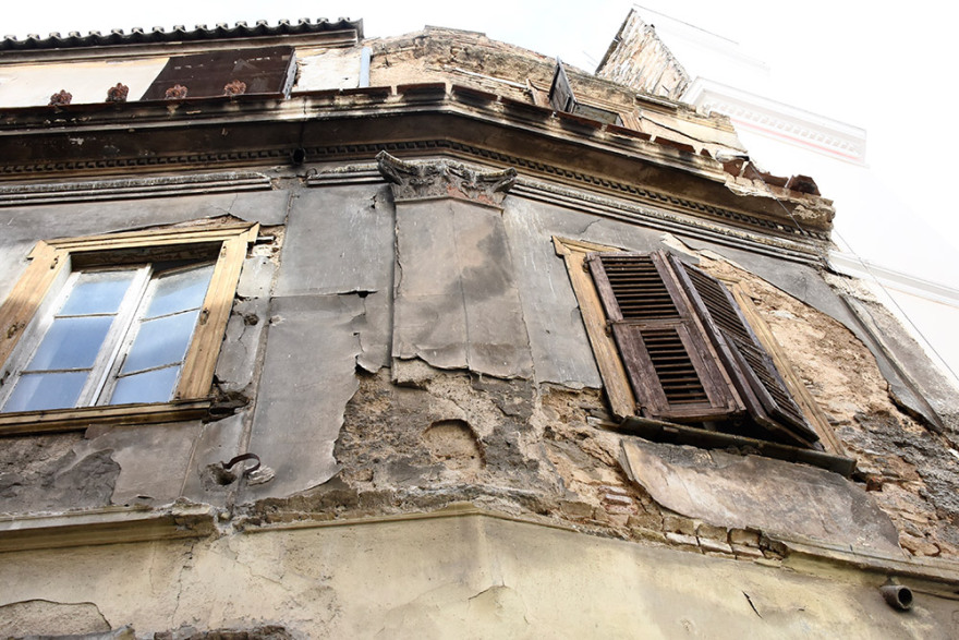 Αυτοψία στα εγκαταλελειμμένα ακίνητα της Αθήνας: Κίνδυνος κατάρρευσης για εκατοντάδες κτήρια