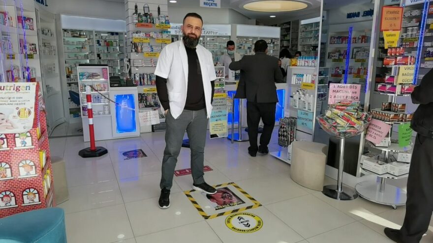 Τουρκία: Πατάνε πάνω στο «πρόσωπο» του Μακρόν - Δείτε φωτογραφίες