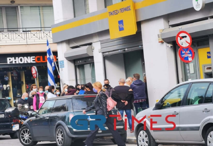 Lockdown στη Θεσσαλονίκη: Ουρές έξω από τις τράπεζες 