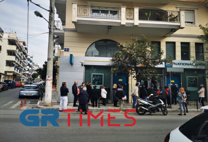 Lockdown στη Θεσσαλονίκη: Ουρές έξω από τις τράπεζες 