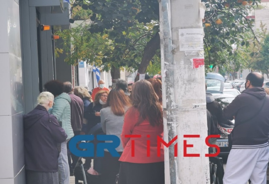 Lockdown στη Θεσσαλονίκη: Ουρές έξω από τις τράπεζες 