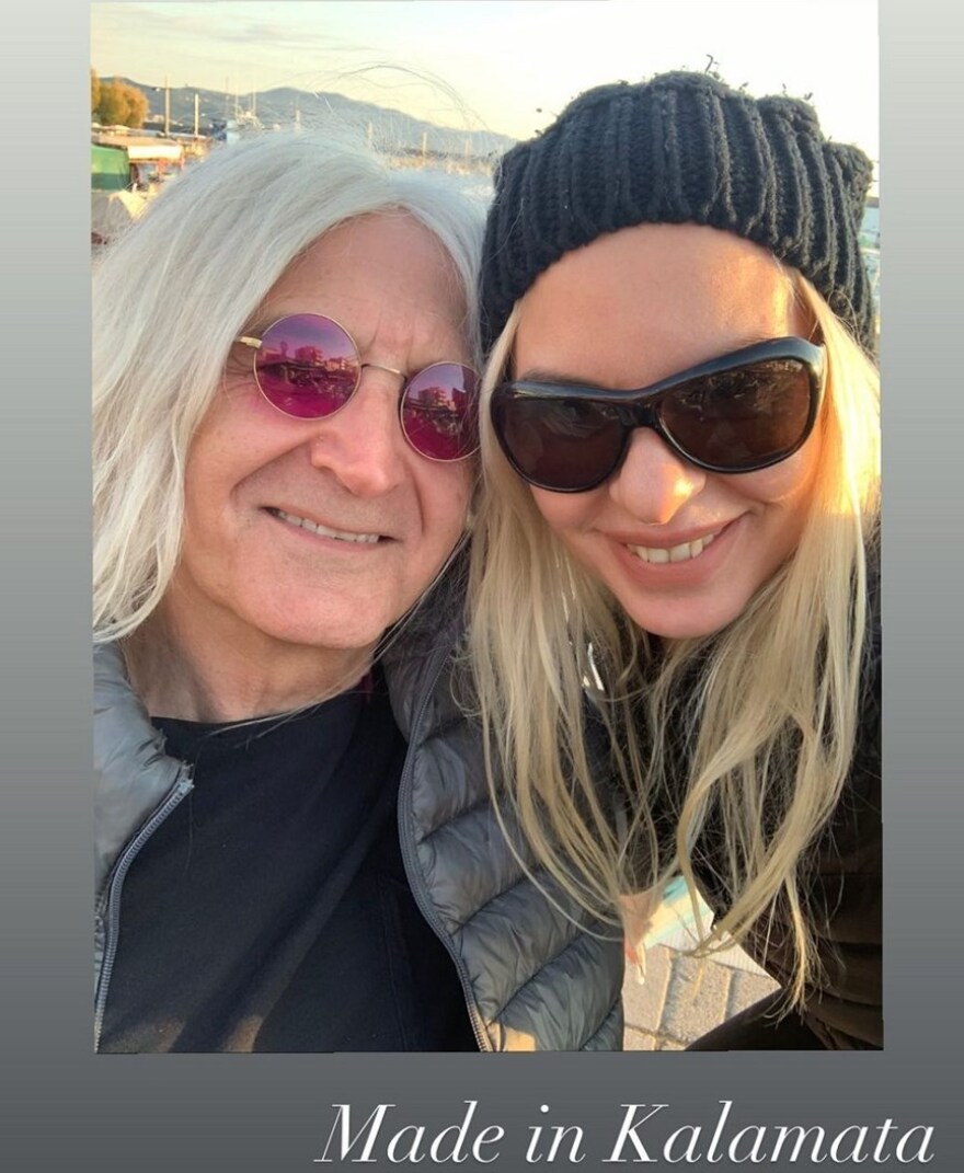 Αννίτα Πάνια – Νίκος Καρβέλας: Φωτογραφίζονται όλοι μαζί παρέα με τους νέους συντρόφους τους