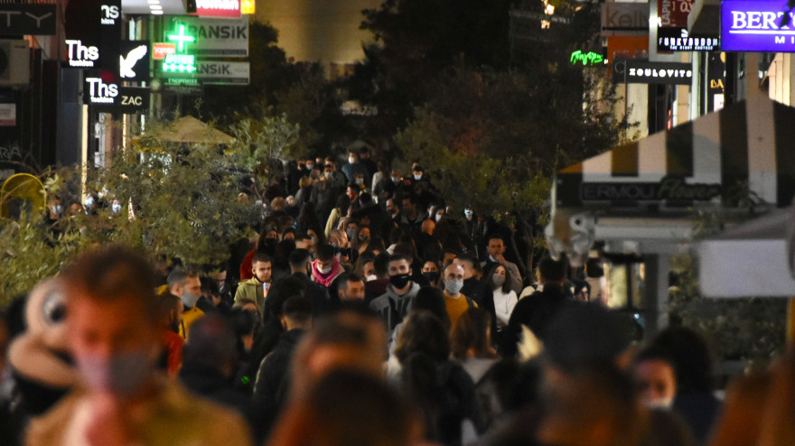 Ουρές στα μαγαζιά και μποτιλιάρισμα στους δρόμους λίγες ώρες πριν από το lockdown