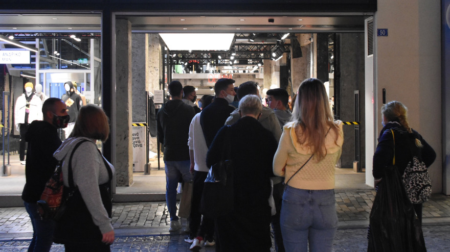 Ουρές στα μαγαζιά και μποτιλιάρισμα στους δρόμους λίγες ώρες πριν από το lockdown