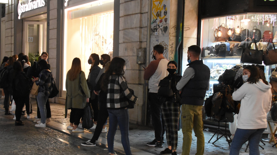 Ουρές στα μαγαζιά και μποτιλιάρισμα στους δρόμους λίγες ώρες πριν από το lockdown