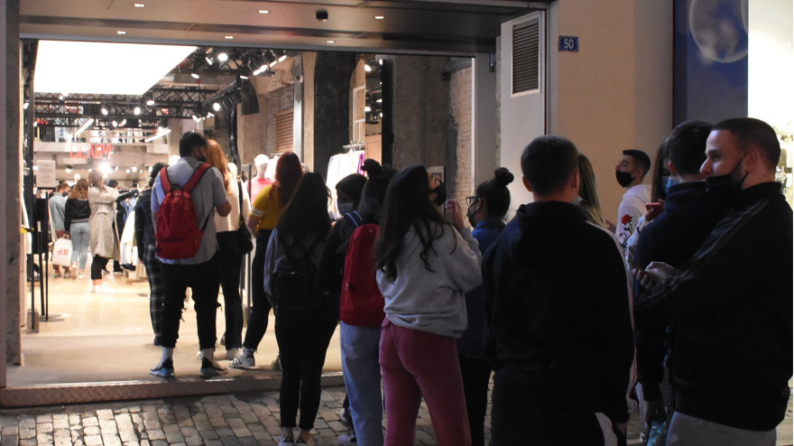 Ουρές στα μαγαζιά και μποτιλιάρισμα στους δρόμους λίγες ώρες πριν από το lockdown