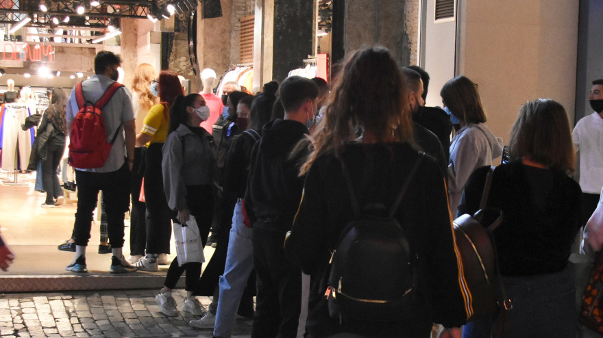 Ουρές στα μαγαζιά και μποτιλιάρισμα στους δρόμους λίγες ώρες πριν από το lockdown