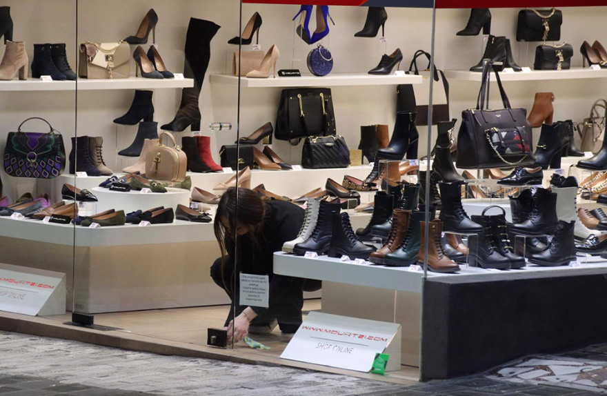 Βίντεο και φωτογραφίες από το κλείσιμο των καταστημάτων στην Ερμού πριν από το lockdown